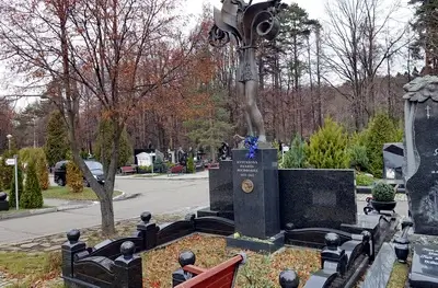 Сложная скульптура на вершине гранитной стелы