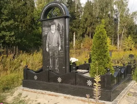 Создание муссульманского памятника с гравировками в полный рост